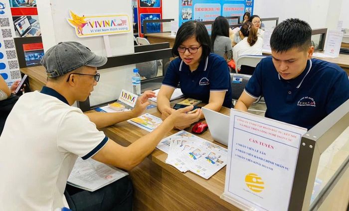 Doanh nghiệp trao đổi với người lao động có nhu cầu tìm kiếm việc làm.