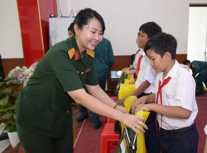 Đại diện Hội Phụ nữ cơ quan Bộ Chỉ huy Quân sự tỉnh An Giang trao quà cho học sinh vượt khó học giỏi trên địa bàn đặc khu Kiên Hải.