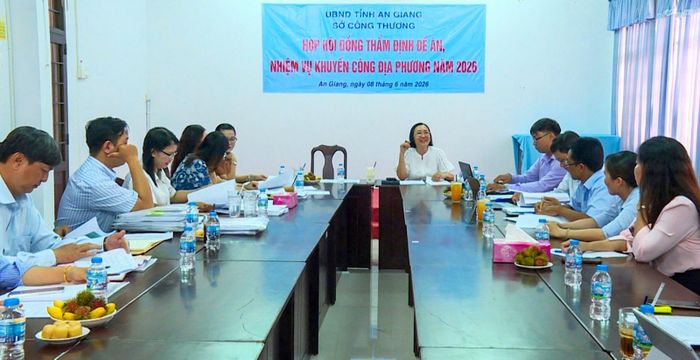 Quang cảnh buổi họp.