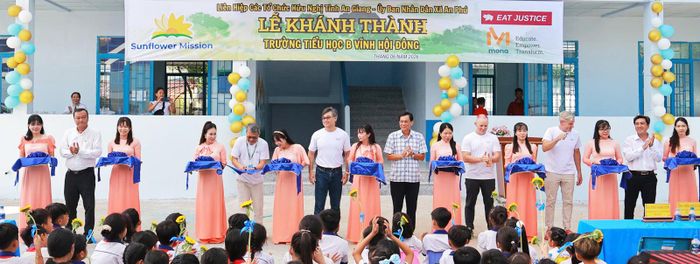 Các đại biểu cắt băng khánh thành 6 phòng học mới.