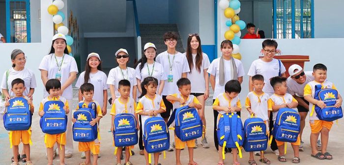 Tổ chức Sunflower Mission tặng 319 phần quà cho học sinh của trường Trường Tiểu học B Vĩnh Hội Đông, mỗi phần trị giá 600.000 đồng