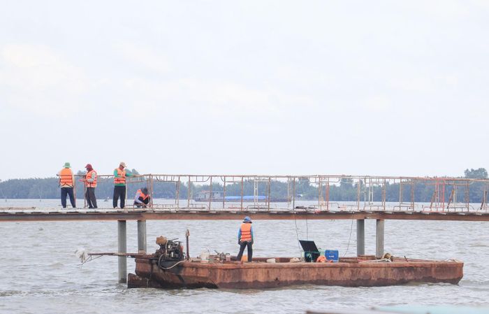 Công nhân thi công Dự án cầu trên tuyến đường bộ ven biển kết nối từ An Biên - thành phố Rạch Giá.