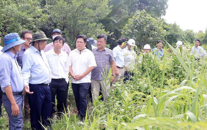 Phó Chủ tịch UBND tỉnh An Giang Ngô Công Thức kiểm tra thực tế công tác giải phóng mặt bằng tại xã Tây Yên.