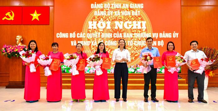Phó Bí thư Đảng ủy, Chủ tịch UBND xã Phạm Thu Thủy trao quyết định cho các đơn vị trường học.