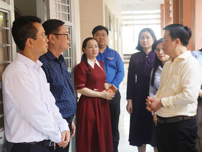 Chủ tịch UBND tỉnh An Giang Hồ Văn Mừng (bìa phải) kiểm tra công tác chuẩn bị kỳ thi tốt nghiệp THPT tại Trường THPT chuyên Huỳnh Mẫn Đạt.