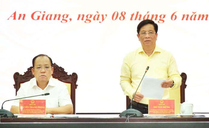 Ủy viên Ban Chấp hành Trung ương Đảng, Phó Bí thư Tỉnh ủy, Chủ tịch UBND tỉnh An Giang Hồ Văn Mừng phát biểu chỉ đạo tại cuộc họp.