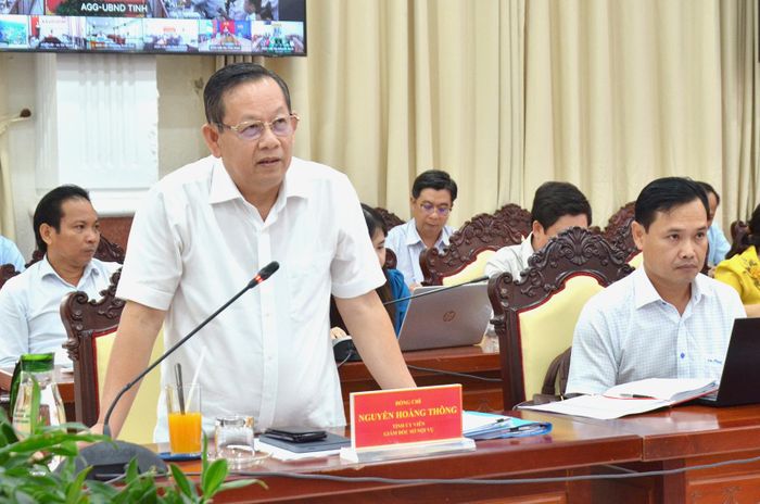 Đại diện Sở Nội vụ phát biểu tại cuộc họp.