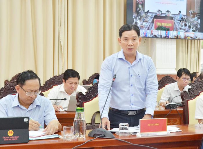 Đại diện Sở Tài chính báo cáo tình hình kinh tế - xã hội tháng 5 và phương hướng, nhiệm vụ tháng 6/2026.
