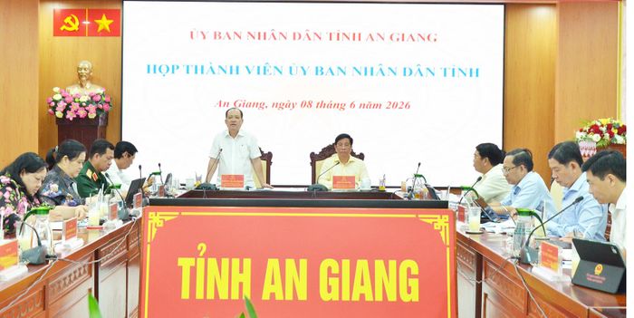 Ủy viên Ban Thường vụ Tỉnh ủy, Phó Chủ tịch Thường trực UBND tỉnh An Giang Nguyễn Thanh Phong phát biểu tại cuộc họp.