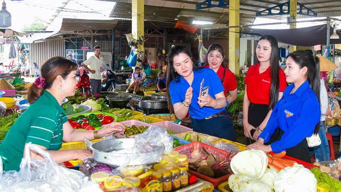 Xã đoàn Giang Thành phối hợp Agribank chi nhánh Hà Tiên Kiên Giang hỗ trợ người dân tạo tài khoản ngân hàng thanh toán trực tuyến. Ảnh: THANH NHÃ