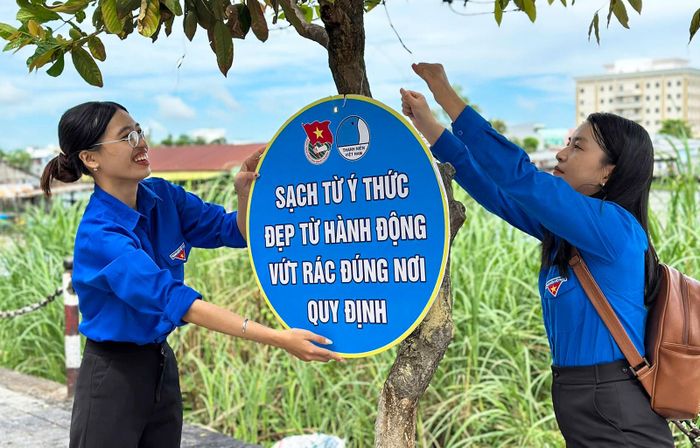 Đoàn viên, thanh niên tỉnh An Giang đồng loạt ra quân ngày chủ nhật xanh. Ảnh: Tỉnh đoàn An Giang cung cấp