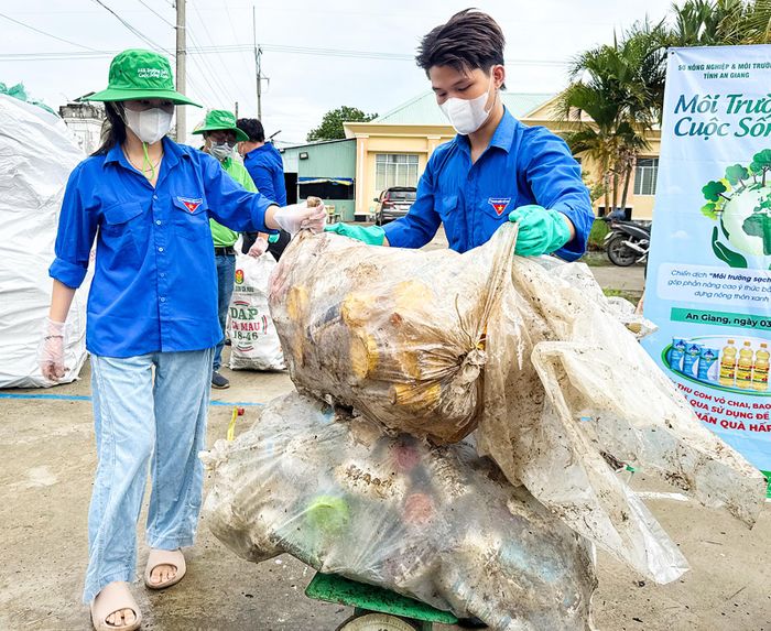 Đoàn viên, thanh niên Xã đoàn Hòn Đất hỗ trợ thu gom, phân loại vỏ bao gói thuốc bảo vệ thực vật cho người dân. Ảnh: MI NI