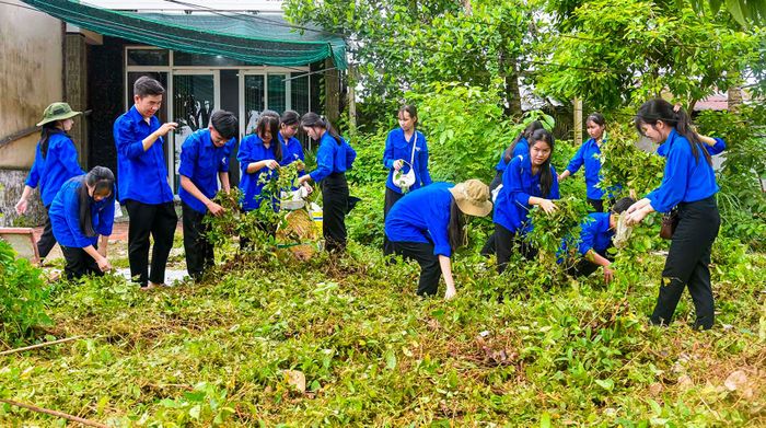 Đoàn viên, thanh niên xã Giang Thành phát quang, vệ sinh công viên Khu dân cư Đầm Chít. Ảnh: THANH NHÃ