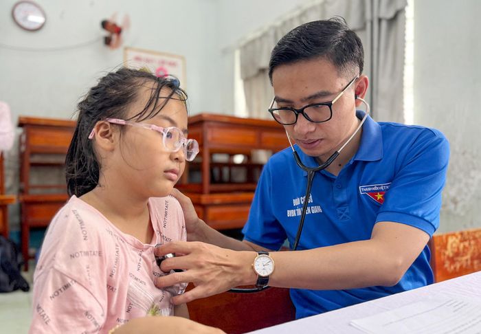 Đoàn viên, thanh niên Đoàn cơ sở Bệnh viện Đa khoa Kiên Giang tổ chức khám sức khỏe miễn phí cho học sinh. Ảnh: MI NI