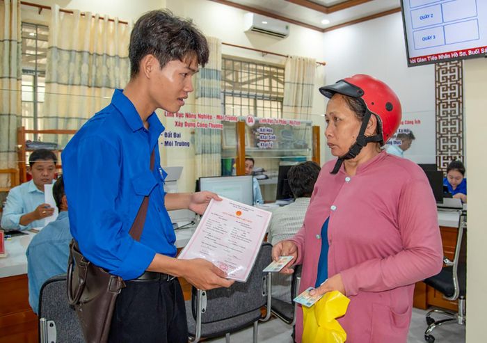Đoàn viên, thanh niên xã An Minh hỗ trợ người dân thực hiện nộp hồ sơ thủ tục hành chính trực tuyến, góp phần nâng cao tỷ lệ dịch vụ công trực tuyến trên địa bàn. Ảnh: ĐẶNG LINH