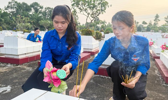 Đoàn viên, thanh niên Đoàn phường Rạch Giá thắp hương tri ân các anh hùng, liệt sĩ tại Nghĩa trang Liệt sĩ tỉnh. Ảnh: MI NI