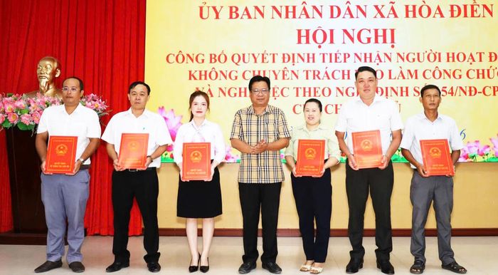 Chủ tịch UBND xã Hòa Điền Võ Quang Phúc trao quyết định tiếp nhận và phân công công chức cho các cá nhân là người hoạt động không chuyên trách cấp xã.