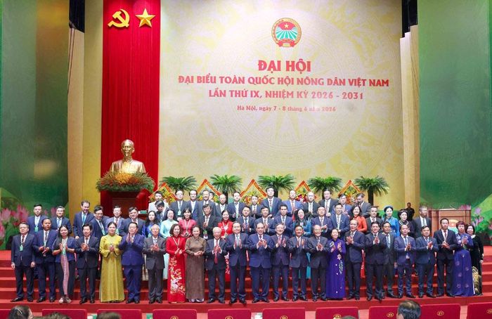  Các đồng chí lãnh đạo, nguyên lãnh đạo Đảng, Nhà nước với Đoàn Chủ tịch và các Trưởng Đoàn dự Đại hội. 
