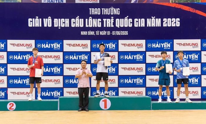  Tay vợt Nguyễn Đình Đạt nhận Huy chương Bạc (bục số 2) của nội dung đơn nam. 