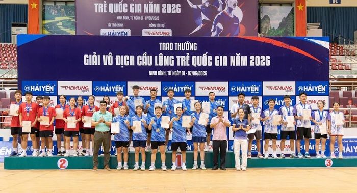  Đội tuyển cầu lông Bắc Ninh trên bục nhận Huy chương Bạc (bục số 2) nội dung đồng đội hỗn hợp. 