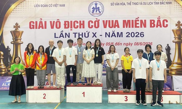Vận động viên Bắc Ninh (bục số 1) nhận Huy chương Vàng, nội dung cờ nhanh đồng đội nữ bảng vô địch nâng cao.