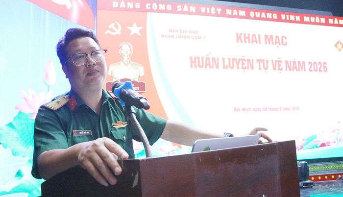  Thiếu tá Nguyễn Tuấn Anh, cán bộ Phòng Chính trị, Bộ Chỉ huy quân sự tỉnh giảng nội dung huấn luyện chính trị cho cán bộ, chiến sĩ các đơn vị trong cụm. 