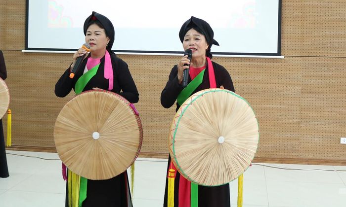  Liền chị trình diễn báo cáo tại chương trình tổng kết lớp bồi dưỡng truyền dạy Dân ca Quan họ Bắc Ninh năm 2026. 