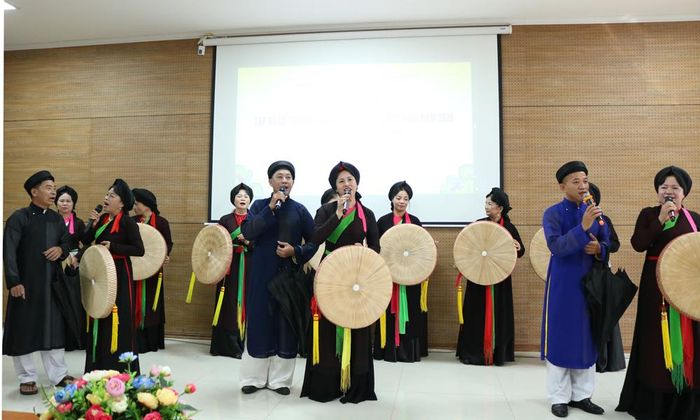  Đại diện liền anh, liền chị của các làng quan họ gốc tham gia trình diễn báo cáo tại chương trình tổng kết lớp bồi dưỡng truyền dạy Dân ca Quan họ Bắc Ninh năm 2026. 