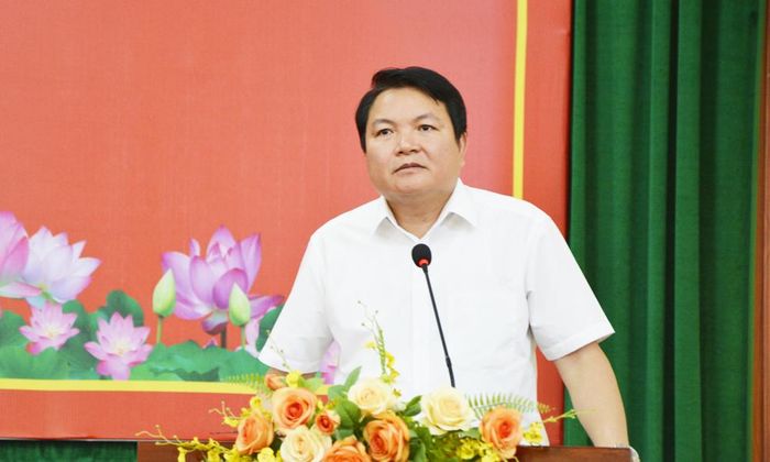  Đồng chí Nguyễn Văn Hùng, Bí thư Đảng ủy, Chủ tịch HĐND phường Hạp Lĩnh phát biểu tại buổi đối thoại. 