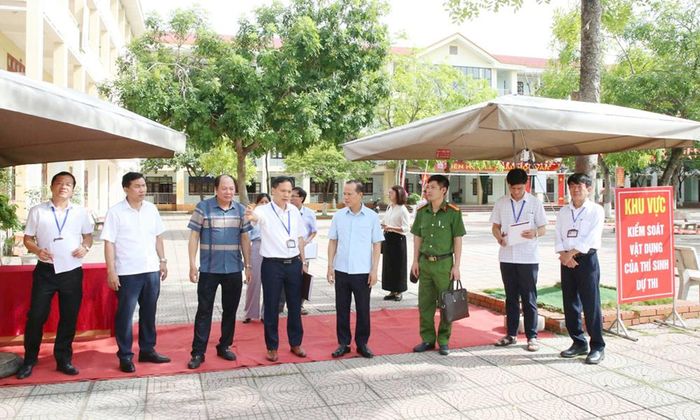  Đồng chí Mai Sơn kiểm tra công tác chuẩn bị thi tại điểm thi Trường Trung học phổ thông Lương Tài số 2. 