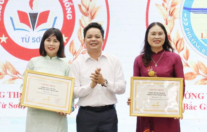 Đại diện lãnh đạo Sở Văn hóa, Thể thao và Du lịch trao 2 giải A tập thể tại Cuộc thi vẽ tranh theo sách tỉnh Bắc Ninh năm 2026.