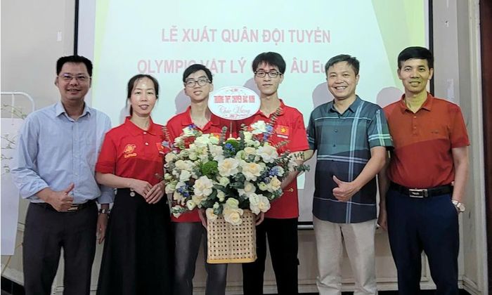  Lãnh đạo và giáo viên Trường Trung học phổ thông Chuyên Bắc Ninh tặng hoa chúc mừng cô, trò Bắc Ninh tham gia Đoàn. 