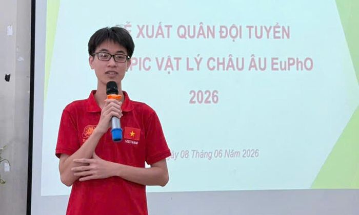  Em Hoàng Văn Thái Sơn thay mặt đội tuyển Việt Nam phát biểu tại Lễ xuất quân tham dự EuPhO 2026. 