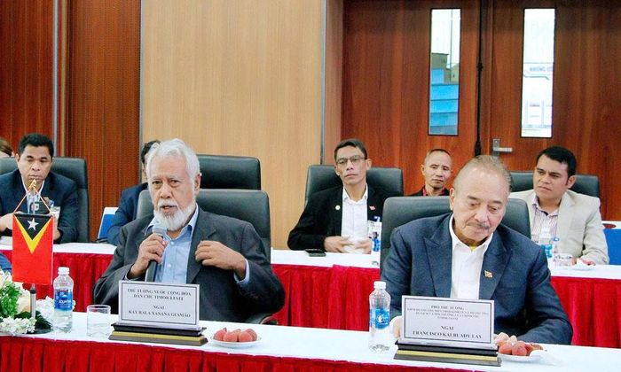  Thủ tướng nước Cộng hòa Dân chủ Timor-Leste (bên trái) trao đổi tại buổi làm việc. 