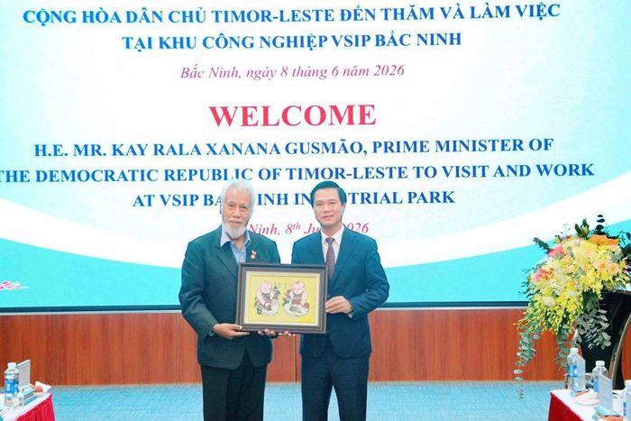  Đồng chí Lê Xuân Lợi tặng tranh dân gian Đông Hồ cho Thủ tướng Kay Rala Xanana Gusmão. 