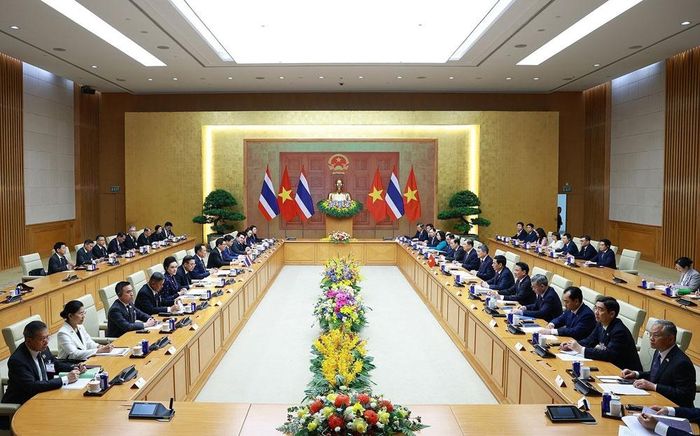 Thủ tướng Lê Minh Hưng và Thủ tướng Thái Lan Anutin Charnvirakul hội đàm.