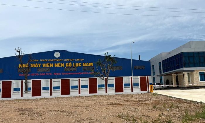  Nhà máy viên nén gỗ tạm dừng hoạt động sản xuất theo yêu cầu, chờ cơ quan chức năng lấy mẫu quan trắc. (Ảnh chụp ngày 8/6) 