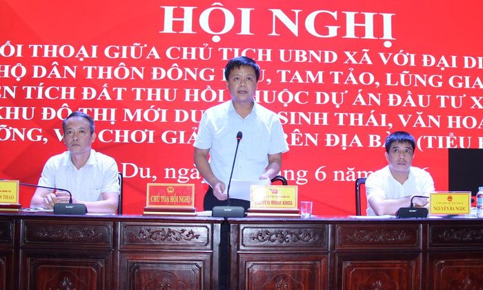  Chủ tịch UBND xã Tiên Du phát biểu điều hành buổi đối thoại. 