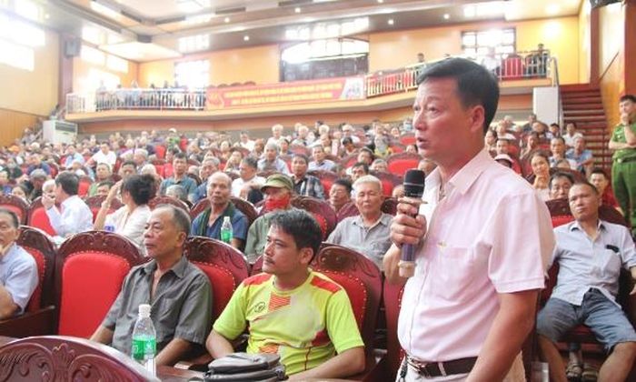  Đại diện các hộ dân nêu kiến nghị về công tác giải phóng mặt bằng dự án. 
