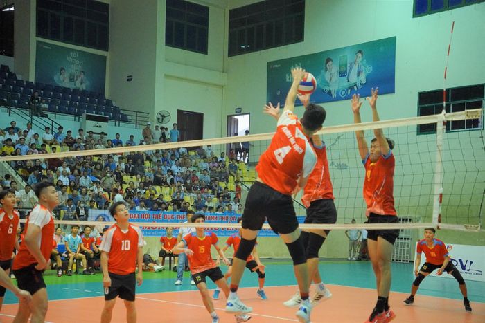 Các trận tranh tài của môn bóng chuyền nam trong khuôn khổ Đại hội Thể dục thể thao thành phố Đà Nẵng lần thứ 10 năm 2026 diễn ra hấp dẫn. Ảnh: NGUYÊN KHANG