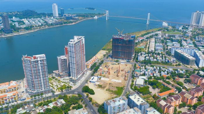 Nhiều dự án nhà ở quy mô lớn đang triển khai thi công rầm rộ tạo sự sôi động cho thị trường bất động sản. Ảnh: NAM TRÂN