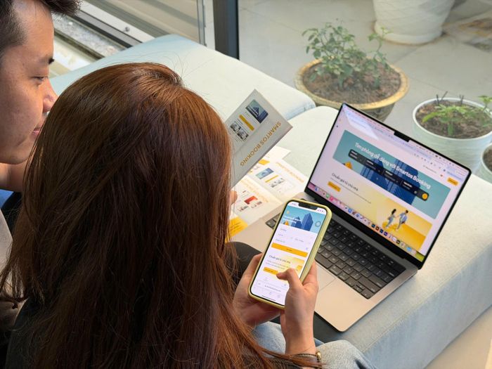 Người dùng đang tra cứu trên ứng dụng Smartos Booking. Ảnh: HOÀNG HIỆP