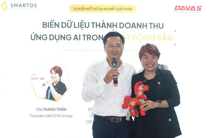 Bà Trần Hạnh Trang, Chủ tịch HĐQT Công ty CP Smartos (bên phải) đón nhận biểu tượng của DAVAS 2026 từ lãnh đạo Trung tâm hỗ trợ khởi nghiệp đổi mới sáng tạo thành phố Đà Nẵng. Ảnh: HOÀNG HIỆP