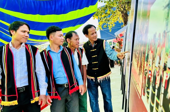 Đồng bào Co xem ảnh nghệ thuật được ghi lại trong đời sống cộng đồng. Ảnh: ALĂNG NGƯỚC
