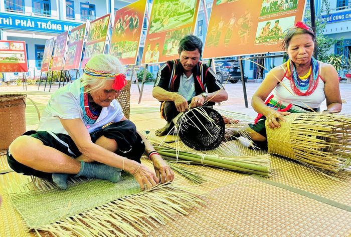 Bà Nguyễn Thị Phương (bên trái) cùng các nghệ nhân trình diễn nghề đan lát thủ công. Ảnh: ALĂNG NGƯỚC