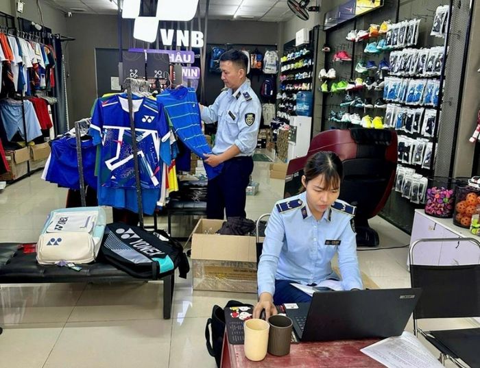 Lực lượng chức năng kiểm tra hàng hóa tại cơ sở kinh doanh. Ảnh: KHÁNH HÒA