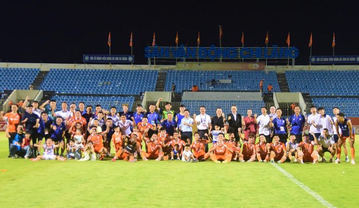 Phó Chủ tịch UBND thành phố Nguyễn Thị Anh Thi và Câu lạc bộ SHB Đà Nẵng chụp hình lưu niệm sau khi mùa giải V-League 2025 - 2026 khép lại. Ảnh: THÀNH DANH
