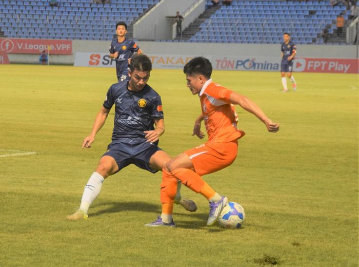 Nguyễn Phi Hoàng (bên phải) thể hiện sự cơ động, tốc độ bên cánh trái, duy trì áp lực tấn công về phía khung thành Đông Á Thanh Hóa. Ảnh: THÀNH DANH