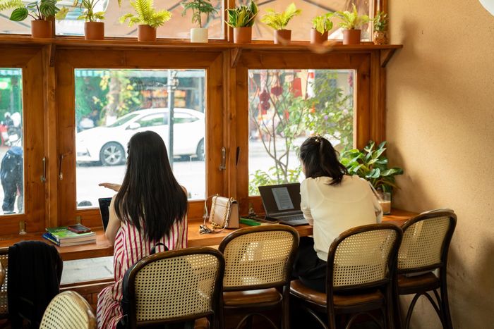 Người dân tìm cách “tránh nóng” tại các quán cà phê, không gian có điều hòa mát mẻ. Ảnh: KHÁNH NGÂN