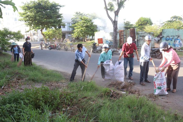 Người dân khu dân cư số 6, phường An Hải ra quân "Ngày Chủ nhật xanh, sạch, đẹp". Ảnh: HOÀNG HIỆP